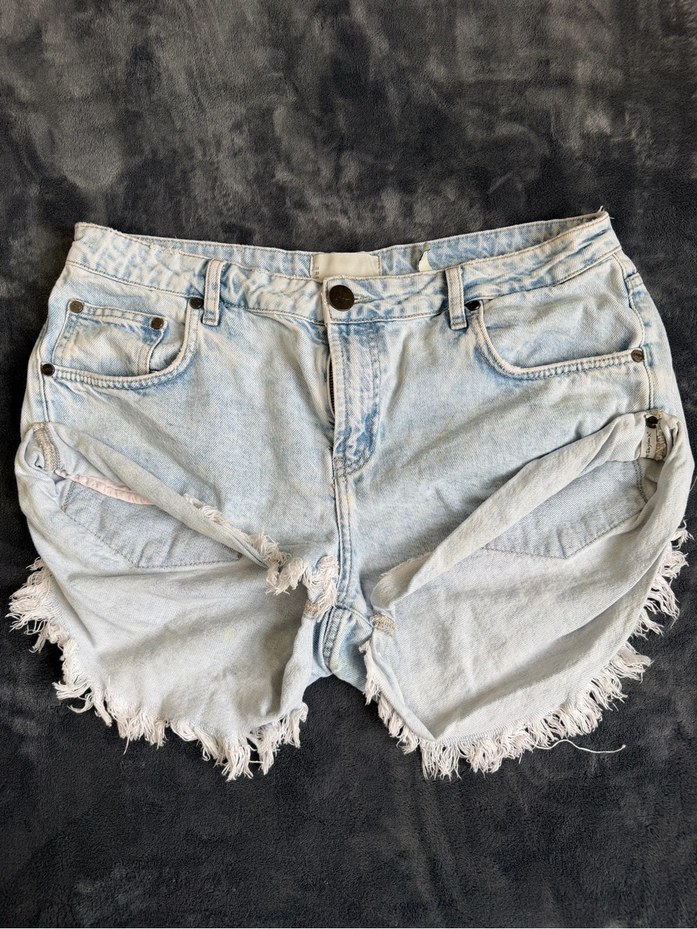One Teaspoon Women’s Distressed Light Wash Denim Cutoff Shorts Size 30.